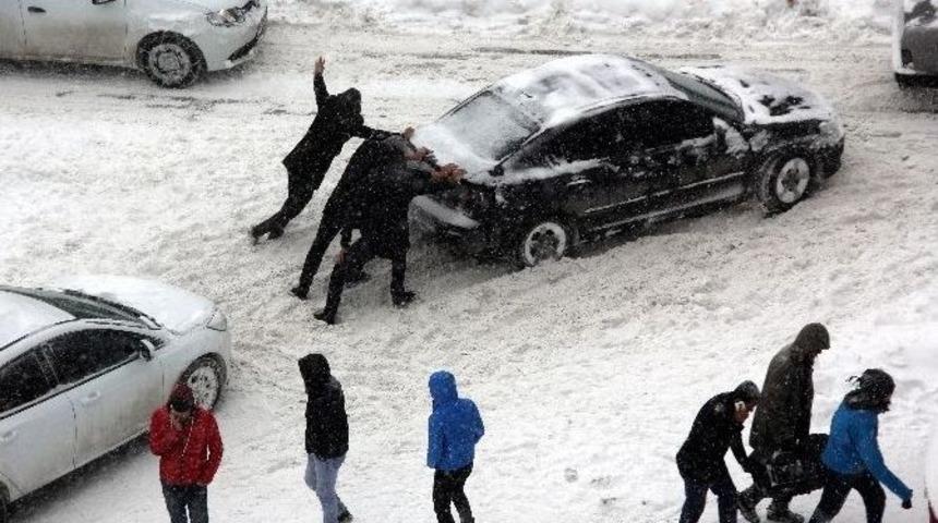 Erzurum&rsquo;da Otomobiller Kara Saplandı