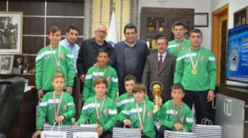 Başkan Yakar, Gen&ccedil; Şampiyonları Ağırladı