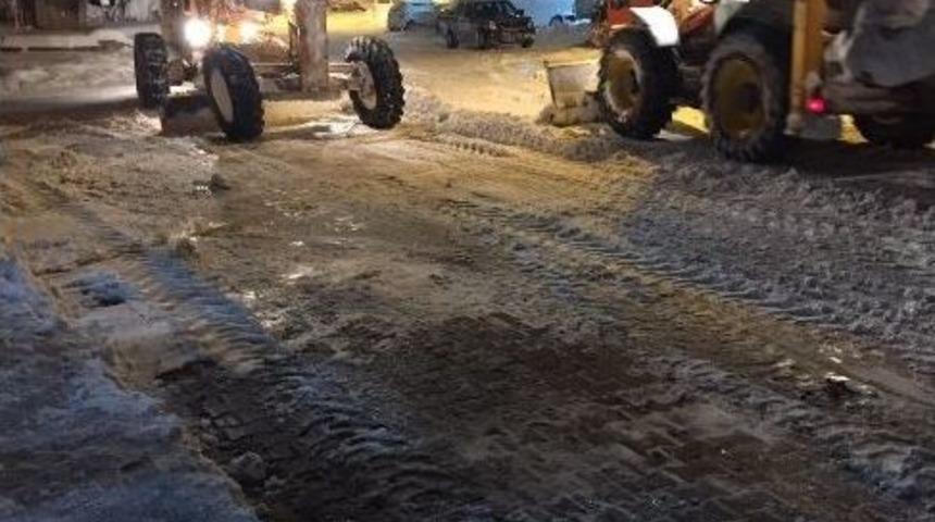 Malazgirt&rsquo;te Kar Temizleme &Ccedil;alışması