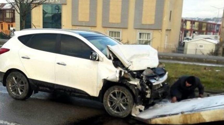 Cipin &Ccedil;arptığı Minib&uuml;s Devrildi: 2 Yaralı