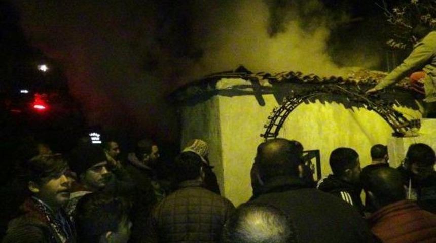 Dar Sokak Itfaiyeye Ge&ccedil;it Vermedi