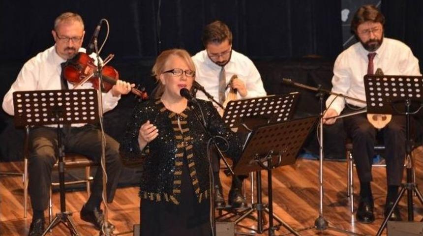 Devlet Sanat&ccedil;ısı Değişmez, Unutulmaz Par&ccedil;aları Seslendirdi