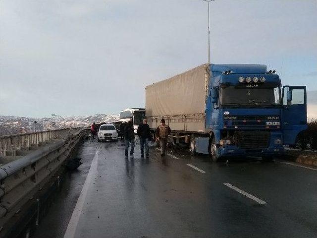 Rize’de Buzlanma Zincirleme Trafik Kazasına Neden Oldu: 8 Yaralı