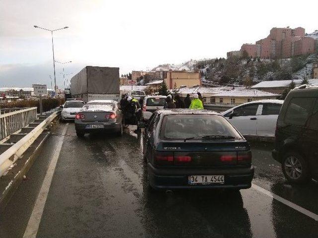 Rize’de Buzlanma Zincirleme Trafik Kazasına Neden Oldu: 8 Yaralı