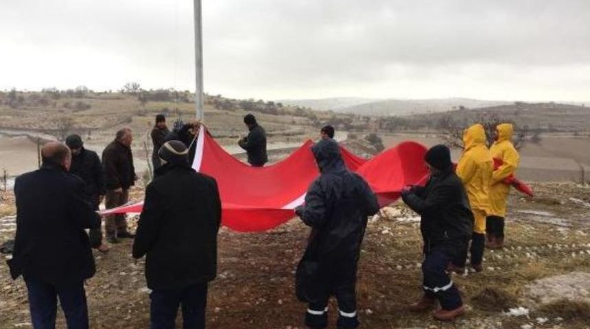 Midyat'ta Şehitler I&ccedil;in Mesire Alanının Adı Değiştirildi, Dev T&uuml;rk Bayrağı Asıldı