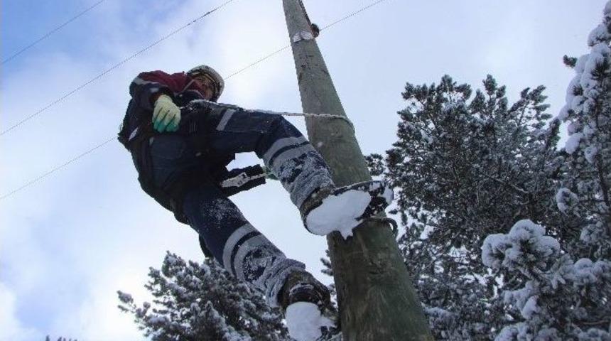 Uedaş Ekipleri, Zorlu Şartlarda M&uuml;cadele Veriyor