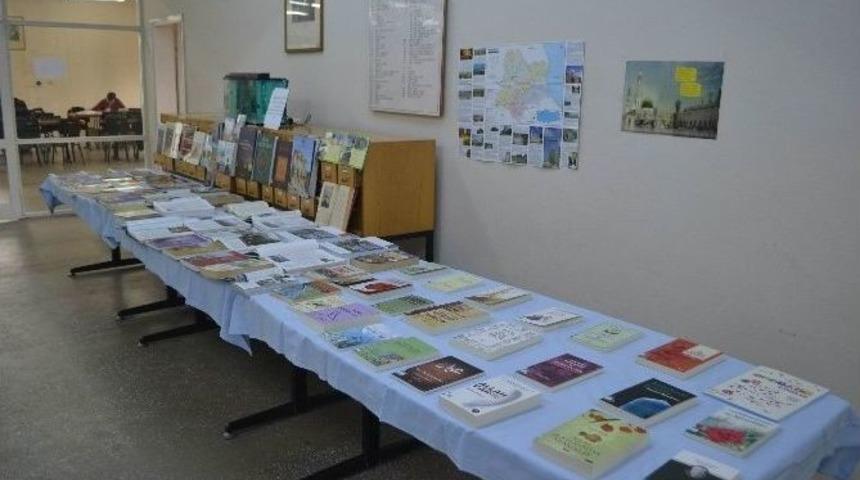 K&uuml;t&uuml;phanede &lsquo;cami Ve Kitap&rsquo; Sergisi