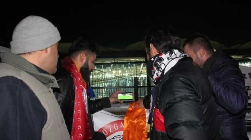 Şehitler Tepesi'nde N&ouml;beti Bırakmadan Ma&ccedil;ı Seyrettiler