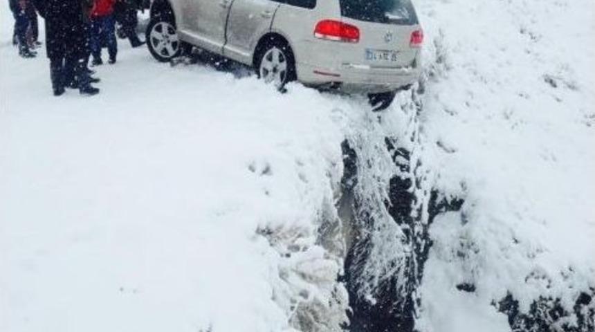 Kar Yağışı Beraberinde Trafik Kazalarını Getirdi