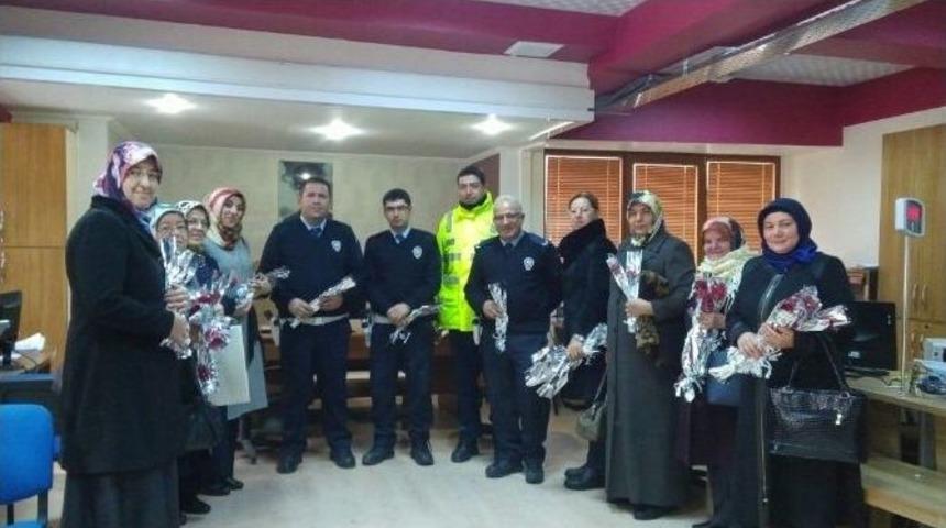 Ak Parti Kadın Kolları Polislere Karanfil Verdi