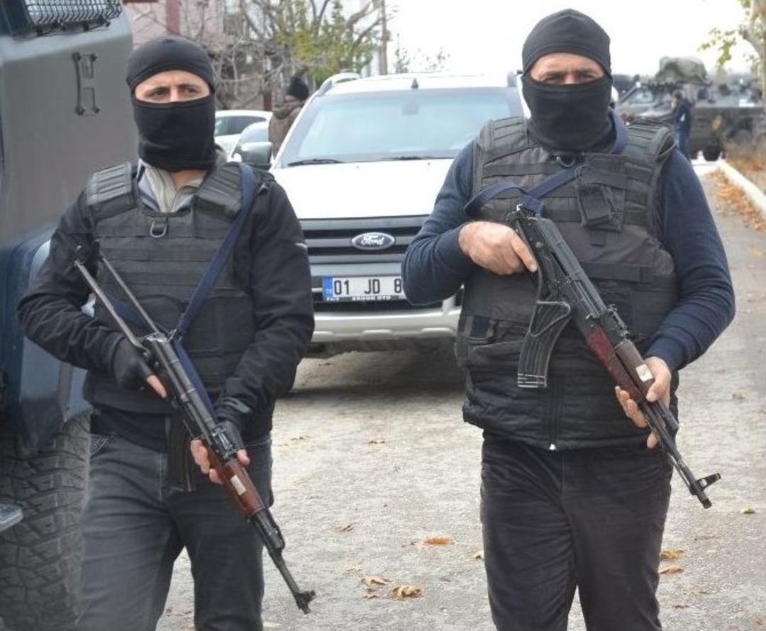 Polis, Ceyhan&rsquo;da Ter&ouml;r Operasyonu Yaptı, Vatandaş Alkışlarla Destek Verdi