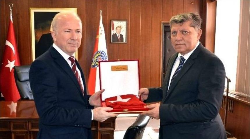 Aydınlı Eczacılardan Emniyet M&uuml;d&uuml;r&uuml; Baştuğ&rsquo;a Anlamlı Hediye