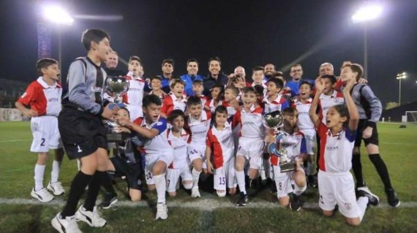 Altınordulu Miniklerden Katar'da &Ccedil;ifte Kupa