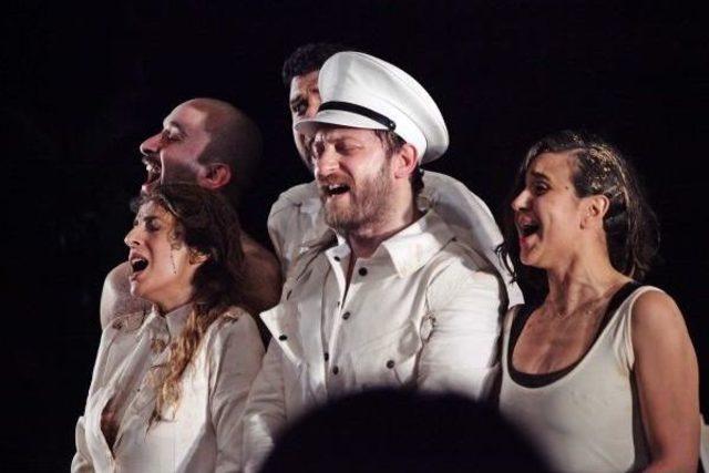 "gülünç Karanlık" Tiyatroseverlerle Buluştu 1