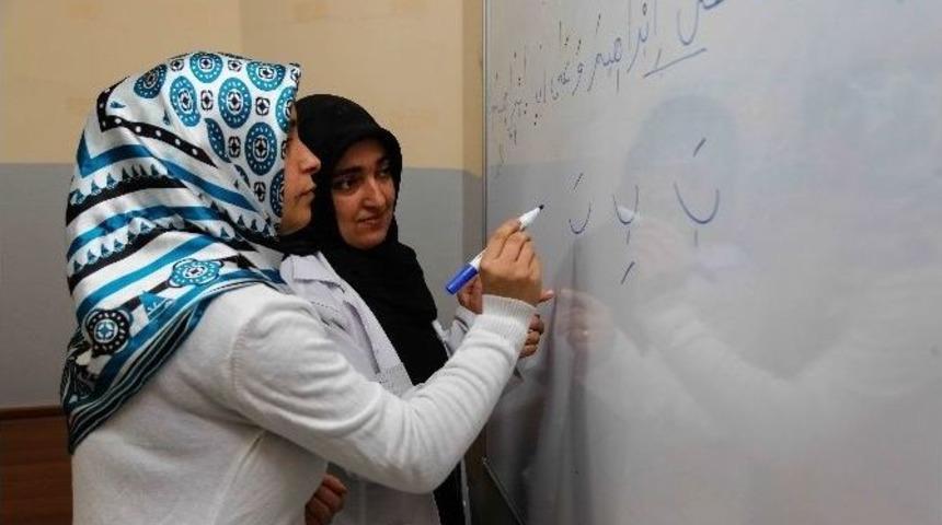 Şehitkamilli Hanımlar Kur&rsquo;an-ı Kerim &Ouml;ğreniyor