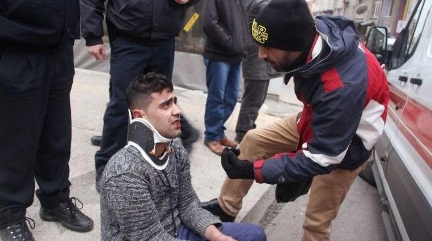 Polisten Kaçan Cezayir Uyruklu Şahsa Minibüs Çarptı