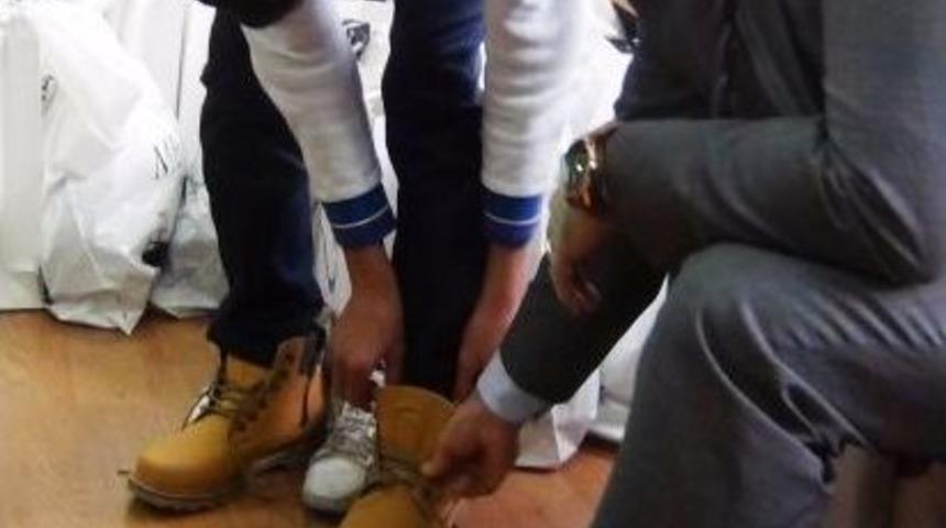 Erciş Belediyesinden 55 &Ouml;ğrenciye Giyim Malzemesi Desteği