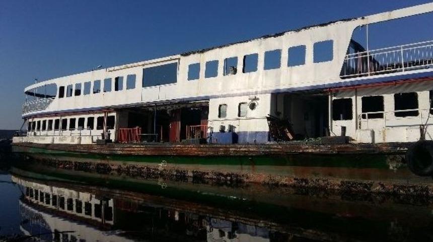 &Ccedil;eşme&rsquo;de Batırılacak Kordon Vapuru Temizleniyor