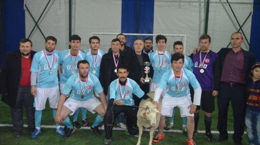 Turnuvanın &Ouml;d&uuml;l&uuml; Ko&ccedil;u Emniyete Bağışladılar