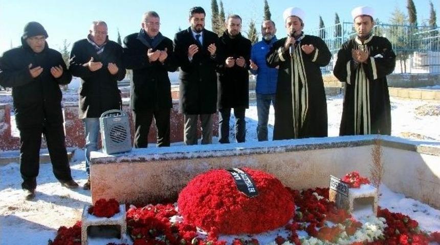 Gazeteci Erdal &Ccedil;elik &Ouml;l&uuml;m&uuml;n&uuml;n 1. Yılında Mezarı Başında Anıldı
