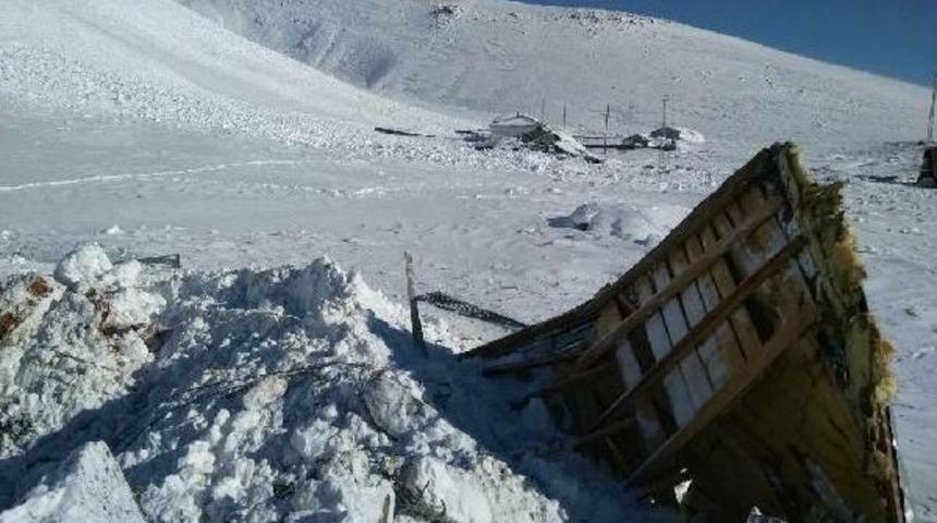 Bing&ouml;l, Tunceli Ve Siirt'te Kar Esareti S&uuml;r&uuml;yor