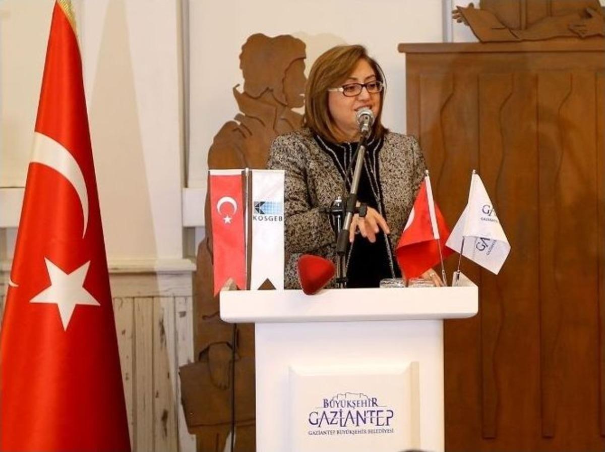 Gen&ccedil; Girişimciler Sertifikalarını Bakan &Ouml;zl&uuml;&rsquo;den Aldı