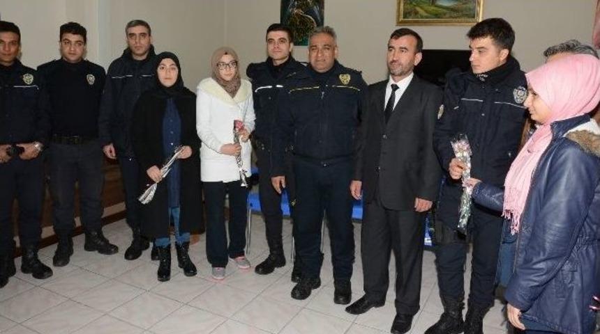 Aksaray&rsquo;da İmam Hatipli &Ouml;ğrencilerden Polislere Destek Ziyareti