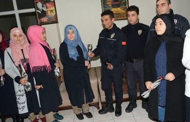 Aksaray’da İmam Hatipli Öğrencilerden Polislere Destek Ziyareti