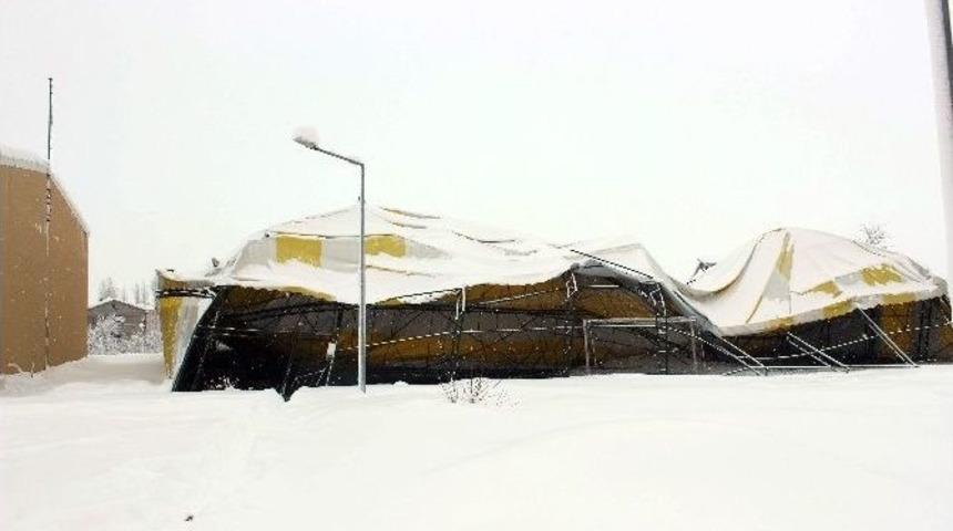 Muş&rsquo;ta Halı Sahanın &Ccedil;atısı &Ccedil;&ouml;kt&uuml;