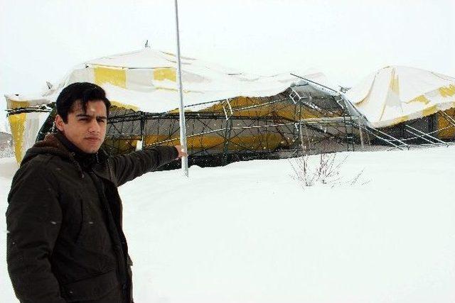 Muş&rsquo;ta Halı Sahanın &Ccedil;atısı &Ccedil;&ouml;kt&uuml; 1