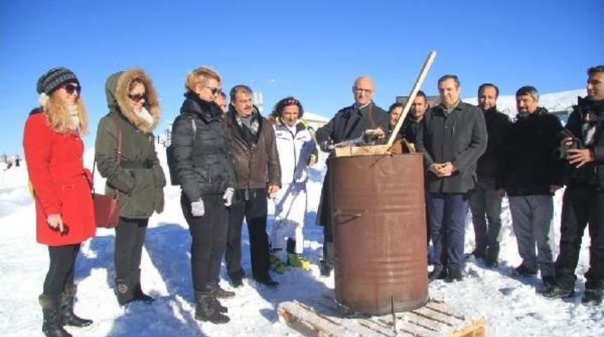 Uludağ&rsquo;Da Yeni Sezon Yakılan Meşale Ile Başladı