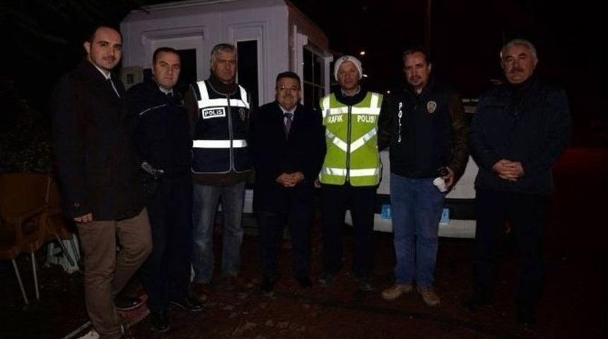 Başkan Yağcı N&ouml;betteki Polislerin Yanında