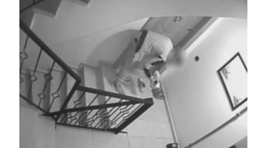 &Ccedil;aldığı Ayakkabıların Yerine Kendi Ayakkabılarını Bıraktı