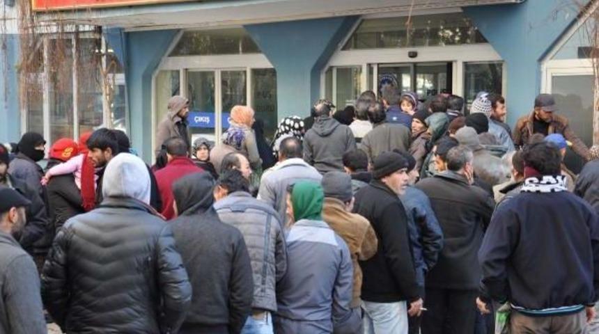 İslahiye'de Suriyelilerin Adres Bildirimi Kuyruğu