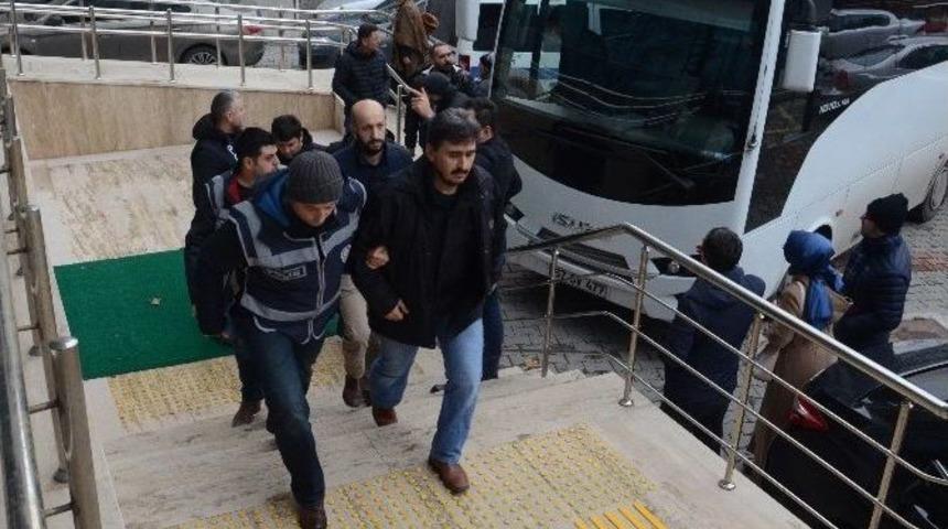 Fet&ouml;&rsquo;den G&ouml;zaltına Alınan 7 Ş&uuml;pheli Adliyeye Sevk Edildi