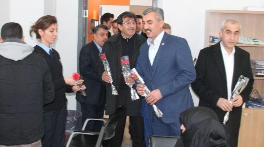 Memurlar Polise Karanfil Dağıttı