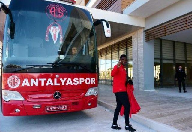 Antalyaspor Yeni Tesislerinde Ilk Antrenmanı Yaptı