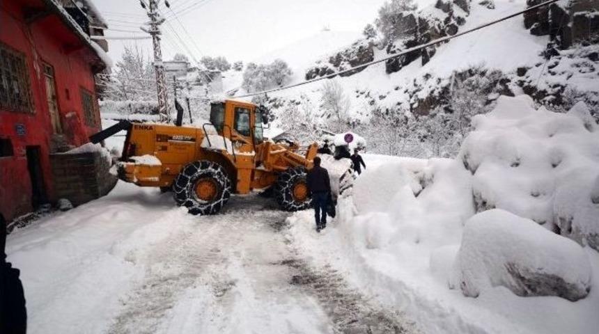 Diyaliz Hastası Kadın Servise Kep&ccedil;eyle Taşındı