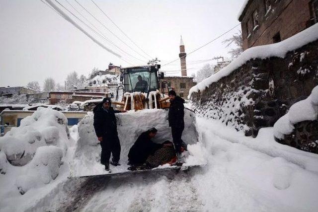 Diyaliz Hastası Kadın Servise Kepçeyle Taşındı