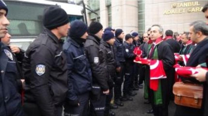 Avukatlardan Adliyede G&ouml;revli &Ccedil;evik Kuvvet Polislerine Kuran Ve T&uuml;rk Bayrağı Armağanı