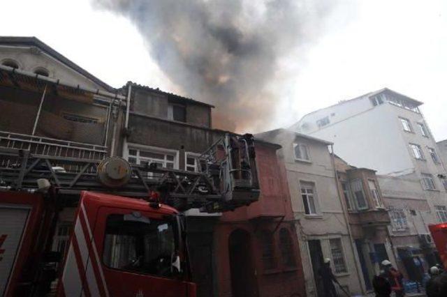 Beyoğlu'nda Çıkan Yangında Bir Kişi Hayatını Kaybetti