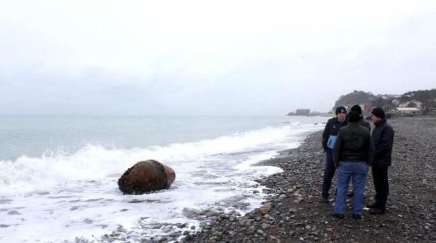 Sahile Vuran Gemi Şamandırası Iş Makinesiyle Kaldırıldı