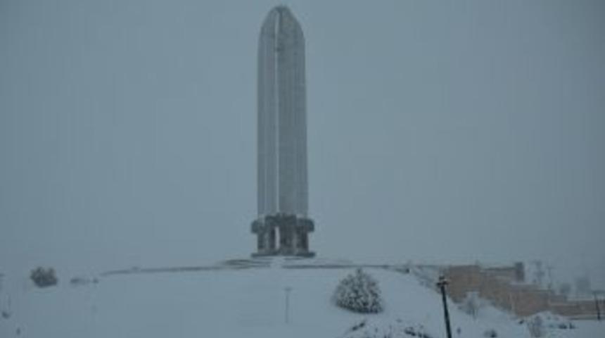 Kılı&ccedil;lar Anıtı Beyaz Gelinliğini Giydi