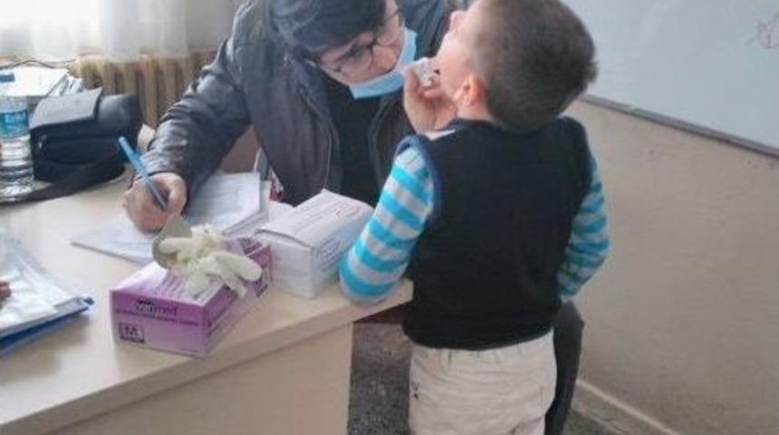 &Ouml;ğrencilere Diş Flor&uuml;rl&uuml; Vernik Uygulaması