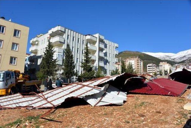 Şiddetli Rüzgarda Uçan Çatı Otomobillerin Üzerine Düştü