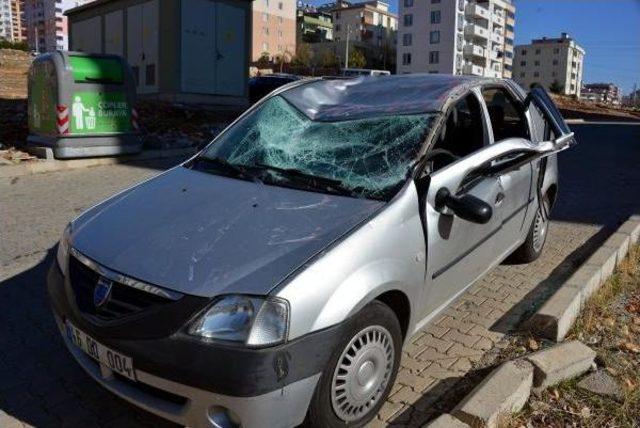 Şiddetli Rüzgarda Uçan Çatı Otomobillerin Üzerine Düştü