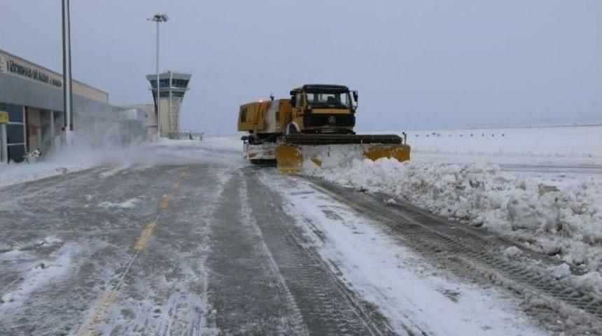 Iğdır Havalimanında Kar Temizleme &Ccedil;alışması