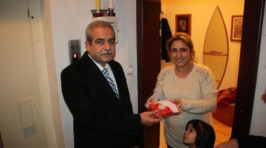 Başkan Demirkol Bayrak Dağıttı