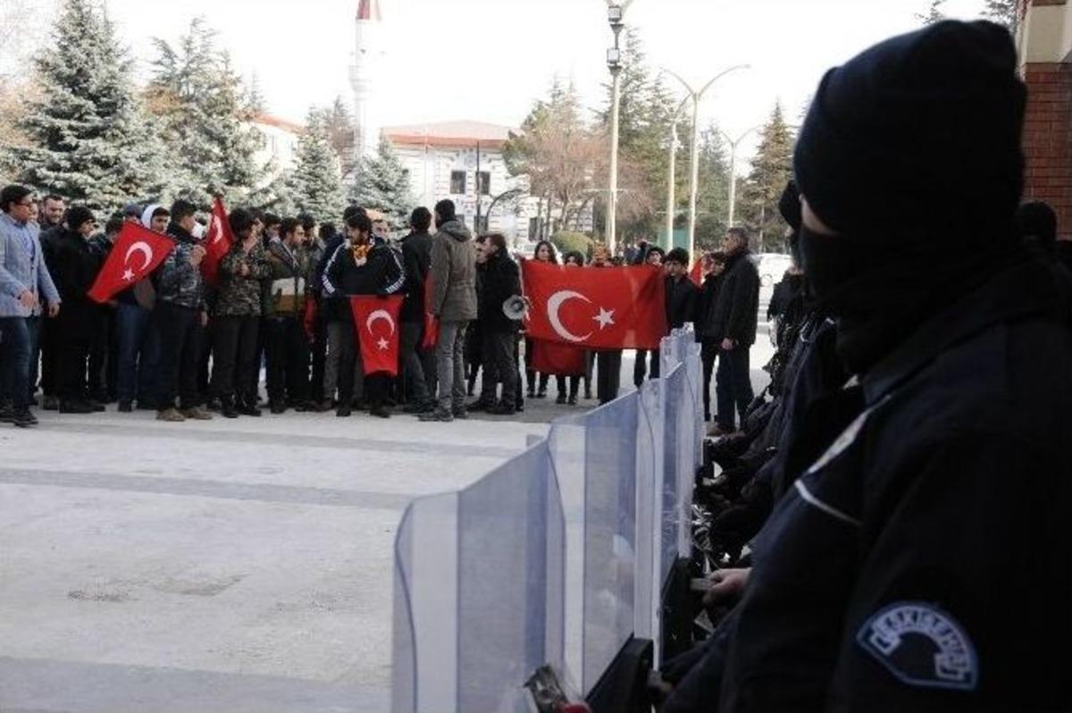 Eskişehir&rsquo;de &Uuml;niversite &Ouml;ğrencilerinden Polise Anlamlı Destek