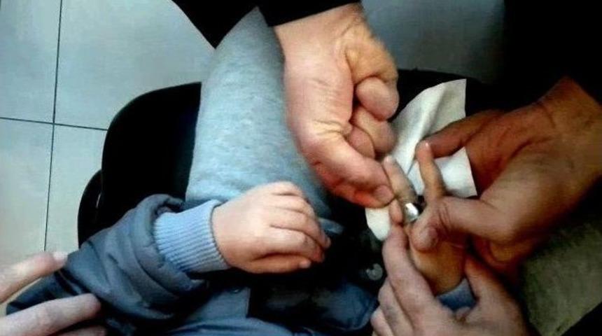 Demir Halkaya Sıkışan Parmağına İtfaiye M&uuml;dahale Etti